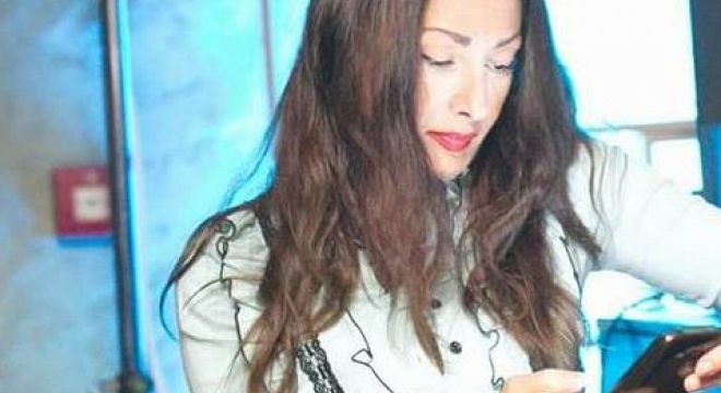 გუშინ ვზივარ მეტროში. გვიანია სამსახურში მივდივარ . თავი პლანშეტში მაქვს ჩარგული და უცებ უკნიდან მესმის... - რა  მოხდა  თბილისის  მეტროში