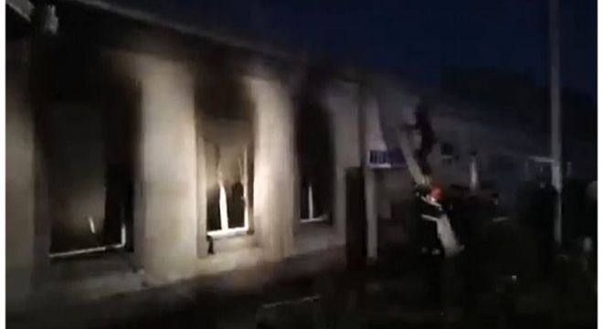 ახალქალაქში დიდი არეულობაა, მოკლული ბიჭის ოჯახის წევრებმა სახლების გადაწვა დაიწყეს