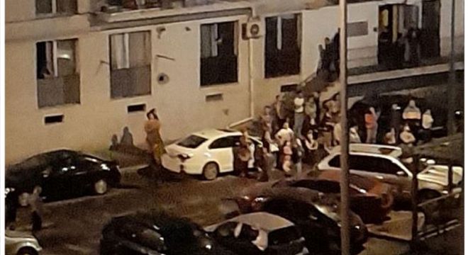 დიდუბეში ახალგაზრდა მამაკაცმა 12-ე სართულის აივანზე თვაი ჩამოიხრჩო რის შემდეგაც აივნიდან გადმოვარდა