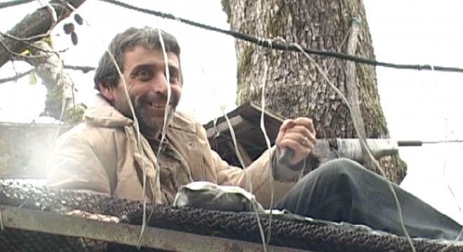 ცოლის   მოყვანაზე  ვოცნებობ - 53  წლის  გურული  კაცი,  რომელიც  პირველყოფილივით  ხეზე  ცხოვრობს  და  მშვილდით  ნადირობს 