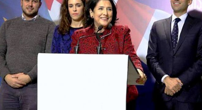 ვინ  არის  ბიჭი,  რომელიც  სალომე  ზურაბიშვილის  ოჯახთან  ერთად  გამოჩნდა  არჩევნების  მოგების  შემდეგ