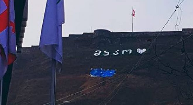 "მაკო ეს ალბათ აკომ მოგიძღვნა" - რას წერენ გორელები ვალენტინობის უცნაურ საჩუქარზე