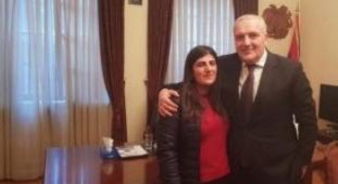 თბილისელმა  სტუდენტმა  კარინე  ბაგირიანმა  37  000   დოლარი  იპოვა  და  პოლიციაში  მიიტანა