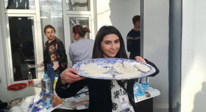 გორის უნივერსიტეტის სტუდენტებმა გუშინ, ბარბარობა დღეს ყველაზე ორიგინალური ფლეშმობი მოაწყვეს