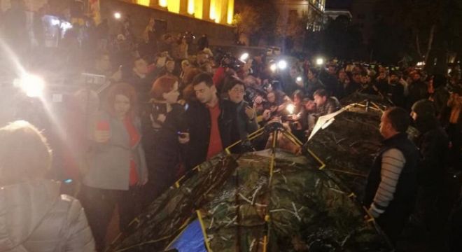 თბილისის  მერია  პარლამენტის  წინ  გაშლილ  კარვებში  აქციის  მონაწილეებს  ელექტროენერგიას  და  გათბობას  დაუმონტაჟებს