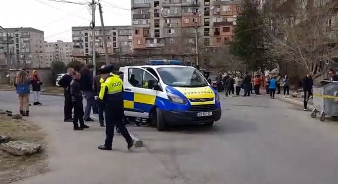 დიდი ტრაგედია რუსთავში - 8 სართულიანი კორპუსის სახურავიდან 13 წლის გოგონა ფოტოსურათის გადაღებისას გადმოვარდა და ადგილზე გარდაიცვალა