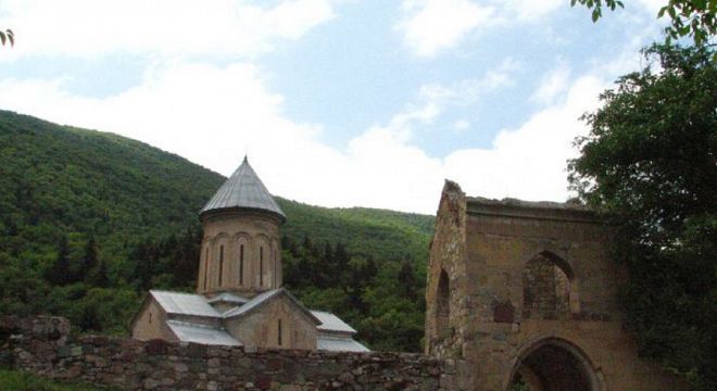 სიმსივნით დაავადებულების მკურნალმა მამა ნაუმიმ რამდენიმე დღის წინ 2 ყრუ განკურნა