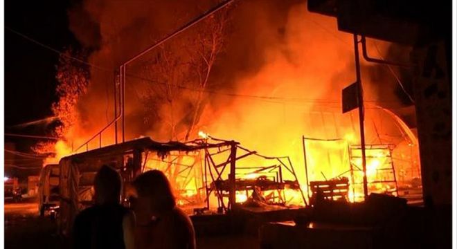 21 სამაშველო ჯგუფია მობილიზებული ადგილზე, მაგრამ ხანძრის ჩაქრობა ვერ ხერხდება, ხანძარი ლუკოილის ბენზინგასამართ სადგურს უახლოვდება