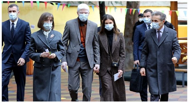 "ისინი მაქსიმალურად იზოლირებულები არიან, ვერცერთი ახლობელი ნახულობს მათ" - სად იმყოფება მილიარდერის ოჯახი და რატომ არ აღნიშნეს ბიზნესმენის დაბადების დღე, რას ამბობს ოჯახის ახლობელი?