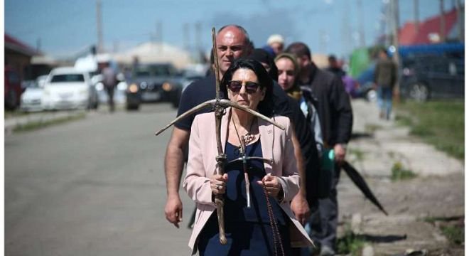 როგორ დასცინა ინტერნეტმა პრეზიდენტ სალომე ზურაბიშვილს მას შემდეგ, რაც გუშინ ჯვრით ხელში სასულიერო პირებს მიუძღვოდა წინ