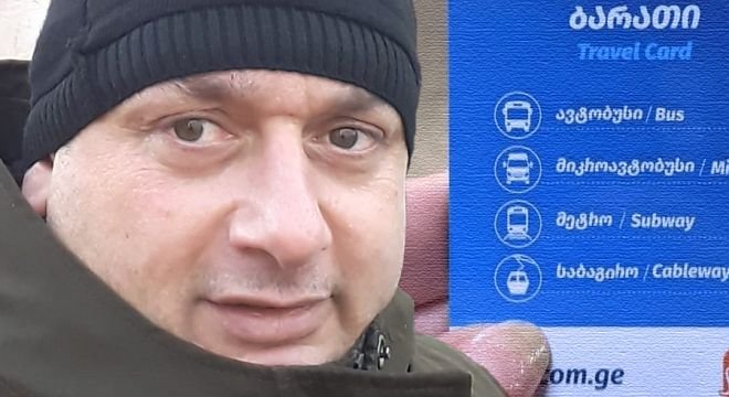 ჩამოვედი ქუთაისიდან, მერე ჩავჯექი დიდუბის მეტროში... ამოვედი, ჩავჯექი 71 ავტობუსში, გადავჯექი 550 მარშუტკაში და...