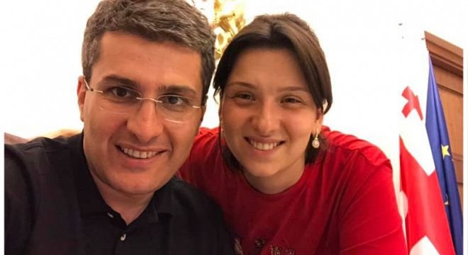 რა აკავშირებს სუსის მიერ გუშინ დაკავებულ მაღალჩინოსანს  მამუკა მდინარაძის მეუღლესთან