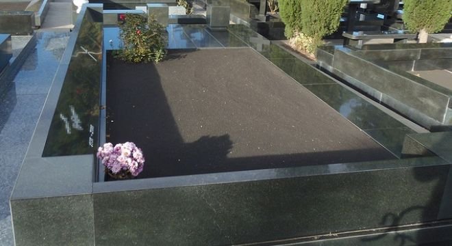 წარწერა სტომატოლოგის საფლავის ქვაზე, რომელზეც ძალიან ბევრს იცინებთ