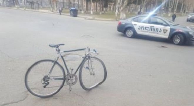 რუსთავში კაცმა ჯერ ველოსიპედი მოიპარა, შემდეგ მანქანა დაეჯახა და ბოლოს სასწრაფოდან გაიქცა