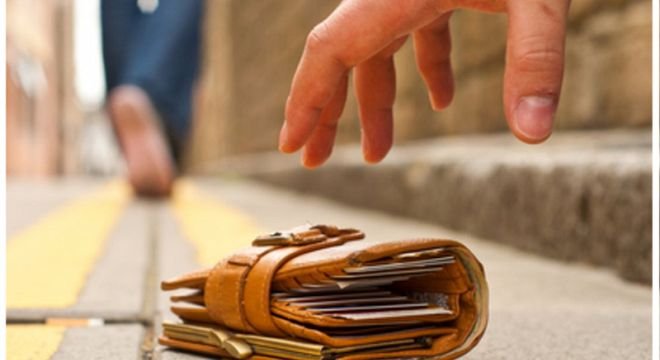 თბილისში პოლიციამ დააკავა ახალგაზრდა ბიჭი, რომელმაც საფულე იპოვა და პოლიციაში მიიტანა