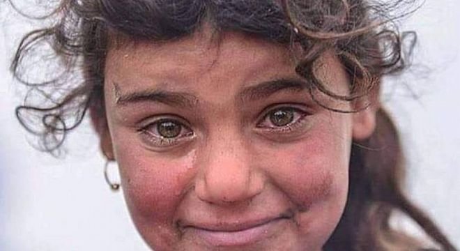 სირიელი გოგონა, რომელსაც ფოტოგრაფმა გაღიმება სთხოვა...  რამხელა სევდა მის თვალებში და რამდენი სიკეთე მის ღიმილში...