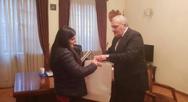 რა  აგდასცა ს აჩუქრად  სმოხეთის  ელჩმა  გოგონას,  რომელმაც  37 000  დოლარი  იპოვა  და  პოლიციაში  მიიტანა