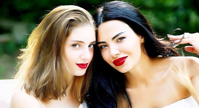 გაზრდილი და იმიჯშეცვლილი ევა ბარბაქაძის ფოტოსურათები სოციალურ ქსელში ვრცელდება - გოგონამ სილამაზით დედასაც კი აჯობა