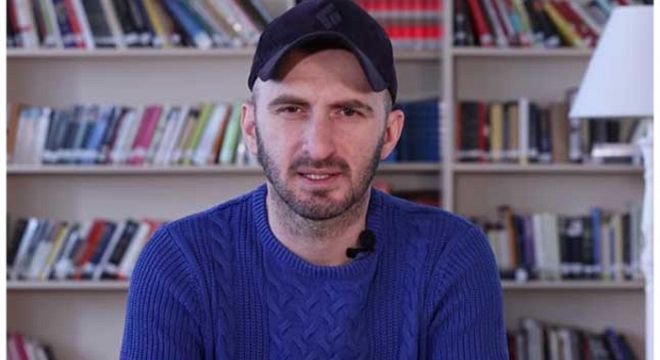 გარდაიცვალა, სამწუხაროდ, რამდენიმე საათის წინ... ახლა ვზივარ და რატომღაც იმ ვიდეოს ვუყურებ... ვიდეოს, რომელიც 17 წლის ჯერაც ცოცხალი ადამიანისთვის ჩავწერე... - გიორგი კეკელიძე სამწუხარო ინფორმაციას ავრცელებს