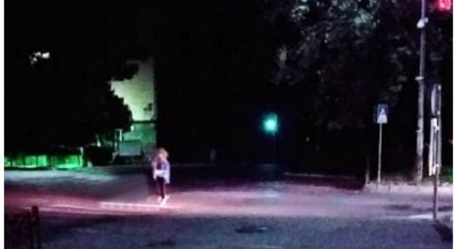 "მივმართავ ყველა გოგოს, ძალიან ფრთხილად იყავით, ქუჩაში დადის დაბალი, მსუქანი ბიჭი, რომელიც დაგვედევნა გოგოებს, ეს უკვე მეორედ... ძალიან საშიშია..."