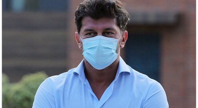 "ვიზიარებ მისი ოჯახის და მეგობრების დიდ მწუხარებას... ჩვენს შორის აღარ არის ყველასათვის საყვარელი მსახიობი" - კახა კალაძე სოციალურ ქსელში პოსტს აქვეყნებს