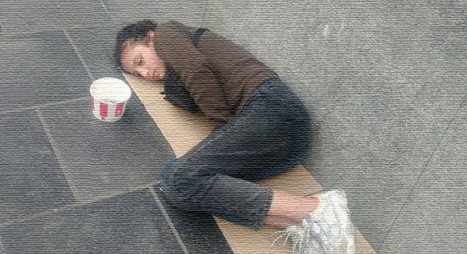 დღეს თავისუფლების მოედანზე ვნახე პატარა გოგონა რომელიც იწვა თხელ მუყაოს ფირფიტაზე და კანკალებდა... არაფერზე რეაგირებდა... ერთმა გოგონამ პალტო გაიხადა და მას დააფარა. მეორემ ცხელი ჩაი მოურბენინა საიდანღაც...