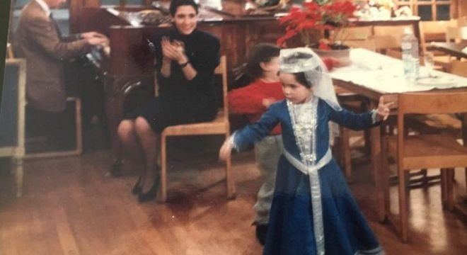 სალომე  ზურაბიშვილი  ახალგაზრდობაში  შვილებთან  ერთად - ოჯახური  ფოტოალბომიდან