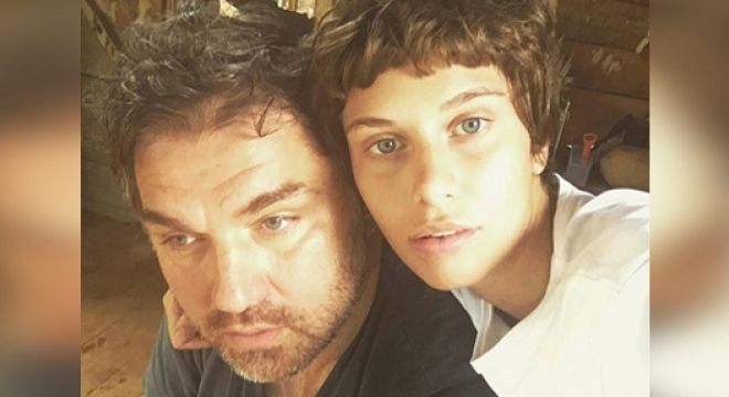 მოდელი ნინი ნებიერიძე ფოსფორისფერ და თეთრ პარიკში - რომელი უფრო უხდება?!