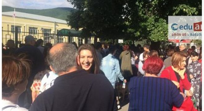 გორში აბიტურიენტ გოგონას გამოცდიდან გამოსვლის შემდეგ ბიჭმა სიყვარული საჯაროდ აუხსნა