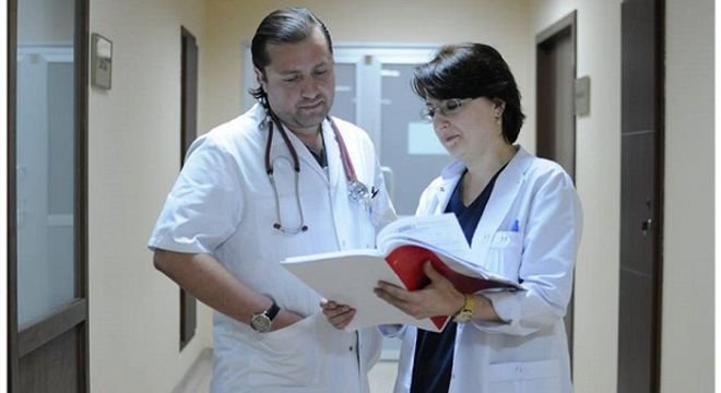 "ჩემი პარტნიორი საკუთარ კაბინეტში აპარატზე გადავიყვანეთ მხოლოდ იმის გამო რომ კლინიკა მოგვეწყო, ახლა კი სიკვდილს ებრძვის" - ქირურგი მიხეილ ღონღაძე