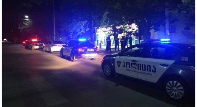 გორის ცენტრში ახალგაზრდები პატრულის ეკიპაჟების ზედამხედველობის ქვეშ ქეიფობდნენ