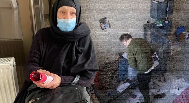 მოშიმშილეებთან მოვიდა 80 წლის ავრორა არონია, წყალი მოუტანა. მიშას ჯანმრთელობაზე ვდარდობო, ტიროდა...