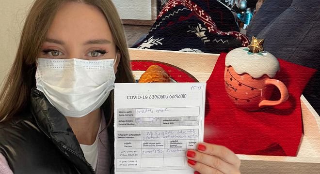 მოკლედ მოვყვები ჩემს კოვიდ მდგომარეობას... ჩემი ინფიცირების დღეს არც არავისთვის მიკოცნია, არც ჩავხუტებივარ.... ანუ არ ვიცი ვისგან გადამედო... გადაგვდო უცნობმა აუცრელმა, რაც შეეხება ომიკრონის სიმპტომებს