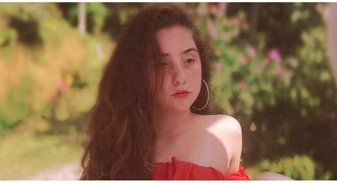 "დეე მაა,ძამიკოო აი სიტყვებით ვერ აღვწერ ისე მენატრებით... მეც მოვყოლოდი მაგ სახლის ქვეშ… მამა შენ მაინც გადარჩენილიყავი... დამპირდი, მაგრამ პირობა დაარღვიე" - მეწყერის ქვეშ მოყოლილი ოჯახის გადარჩენილი ერთადერთი წევრი ფეისბუქ პოსტს აქვეყნებს