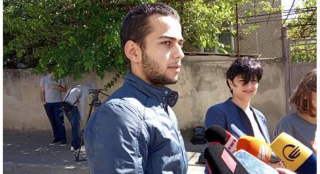 გამოცდებიდან პირველი გამოსული აბიტურიენტი ბიჭი "10 თვის შვილი მყავს მეგობართან დატოვებული, დედაც გამოცდებს აბარებს და მაგიტომ გამოვედი ასე ადრე..."