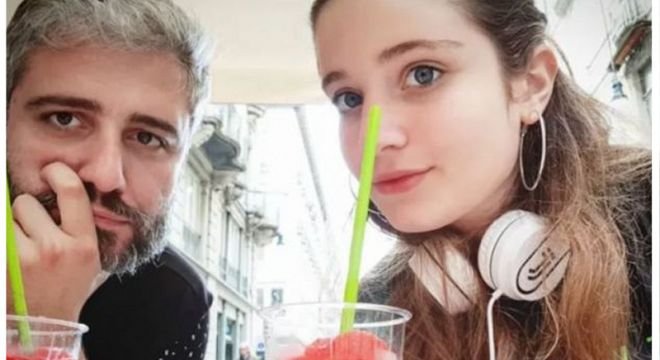 რა კომენტარს აკეთებს ვახო ჭუმბურიძე იმ ფოტოსურათზე, სადაც მისი 15 წლის ქალიშვილი და ბიჭი, რომელსაც უჩივლა ერთმანეთს ეხუტებიან