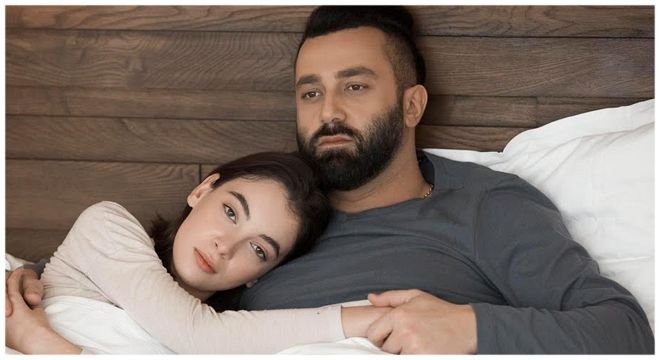 ვინ არის გოგონა, რომელიც ნოდიკო ტატიშვილთან ერთად ერთ საწოლში წევს და რა გამოხმაურება მოჰყვა მას