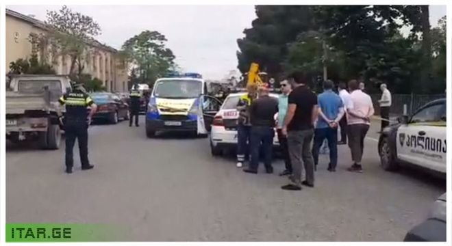 კადრები რუსთავიდან, სადაც რამდენიმე წუთის წინ მომხდარ ავარიას ადამიანის სიცოცხლე შეეწირა