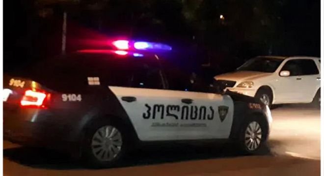 გუშინ ღამით კომენდანტის საათის დროს ოზურგეთიდან ბათუმის მიმართულებით მოძრავი ავტომობილი გააჩერა პატრულმა... ავტომობილში ისეთი რამ ხდებოდა, რომ თვითონ ავტომობილს პატრულის ეკიპაჟები მიაცილებდა...