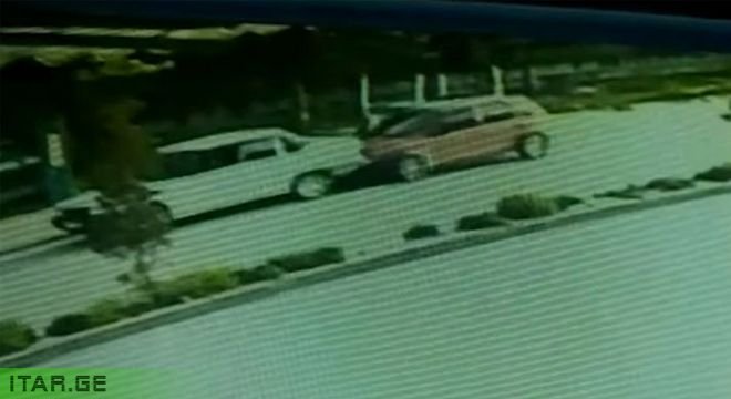 დღისით, მზისით - 4 წლის წინ ავარიაში დაღუპული ბავშვის მამამ შუა ქუჩაში შური იძია, სათვალთვალო კამერით გადაღებული კადრები