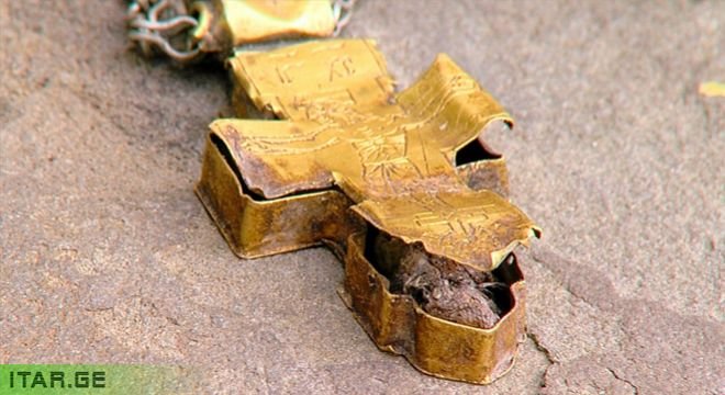 ამ ტაძარში მხოლოდ მამაკაცებს და ქალიშვილებს შეუძლიათ შესვლა, ქალებს კი აკრძალული აქვთ, ეს ჯვარი ბევრ სასწაულს ახდენს - ოქროს ჯვარი საქართველოში, რომელშიც წმინდა გიორგის გულის ნაწილები ინახება