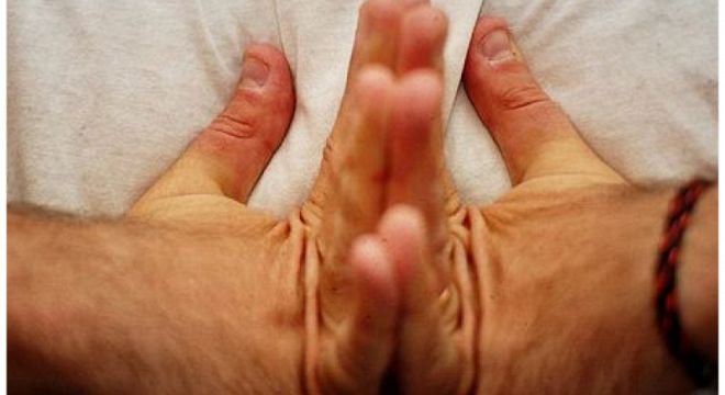 თითების ტკაცუნი ბოროტებას აფრთხობს - რატომ არ შეიძლება სახლში 2 ცოცხი გვქონდეს?