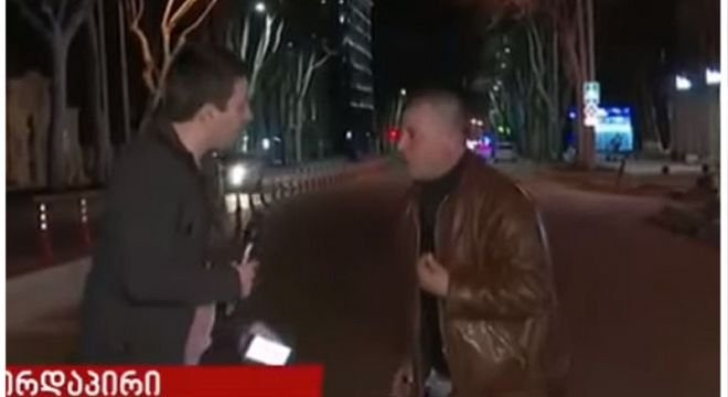 "მცემეს ძმაო, სიგარეტი წაიღენ, ფული წამართვეს... ვინ ჩემი ყ**ბი არიან ერთი მითხარი" - კომენდანტის საათის დროს გარეთ გამოსული ნასვამი გაციჟურნალისტს პირდაპირ ეთერში შეუბარდა