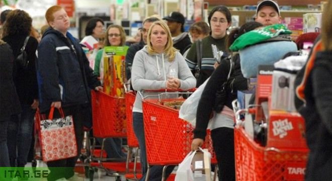 "ერთ-ერთ სუპერმარკეტში სალაროს რიგში ვიდექი და ჩემს წინ მდგომი ლამაზი ქალბატონი თვალს არ მაშორებდა, ვკითხე ვიცნობთ მეთქი და მიპასუხა რომ ჩემს შვილს გავხარ, რომელიც წავიდაო, მთხოვა დედა დამეძახა, კორონა რომ არა ჩაგეხუტებია, კინაღამ ავტირდი..."