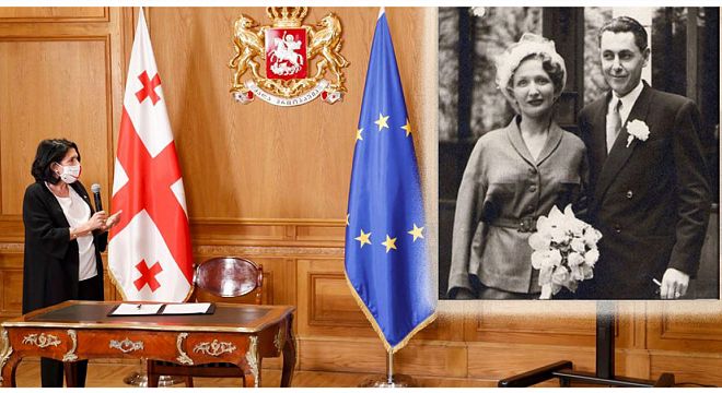 წუხელ ყველა ამ მაგიდას უყურებდა, მაგრამ ეს ვერავინ შენიშნა... ეს მაგიდა, რომელიც გუშინ მთელი ერთი საათის განმავლობაში ჩანდა ქვეყნის ყველა ეთერში, მისი სურათებით აჭრელდა დღევანდელი ევროპის პრესა... 