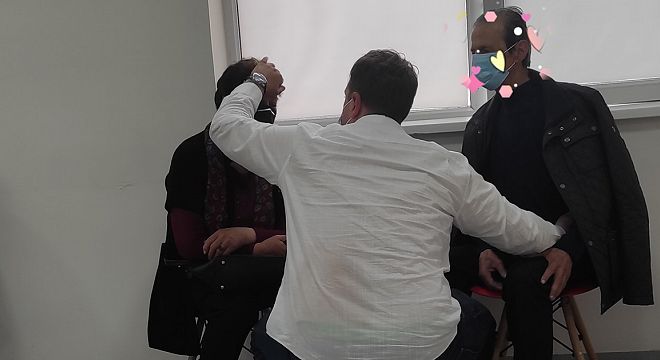 "ეს ფოტო ჩუმად გადავიღე, შვილიშვილი დიდი სიყვარულით ეფერება აცრაზე ჩამოყვანილ უფროსებს..."