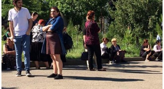 "ძალიან გაბრაზებული ვარ, კი დავწერე მაგრამ აზრი არ ჰქონდა..." - რა განაცხადა გამოცდიდან გამოსულმა პირველმა აბიტურიენტმა კამერებთან