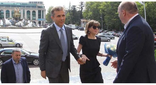 ბიძინა, ეკა, ბერა, ცოტნე, უტა, გვანცა, ადიკო, ბიძინას მძახალი და თამარ ჟვანია ღრმა მწუხარებით იუწყებიან, რომ