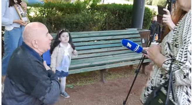 "ვლადიმერ ვლადიმეროვიჩ გთხოვ ნუ მიგვატოვებ, ხელს ნუ გაგვიშვებ..." - ვაკის პარკში მიმდინარე აქციაზე ქართველმა კაცმა რუსული ტელევიზიების წინ პუტინს დაუჩოქა და ევედრებოდა