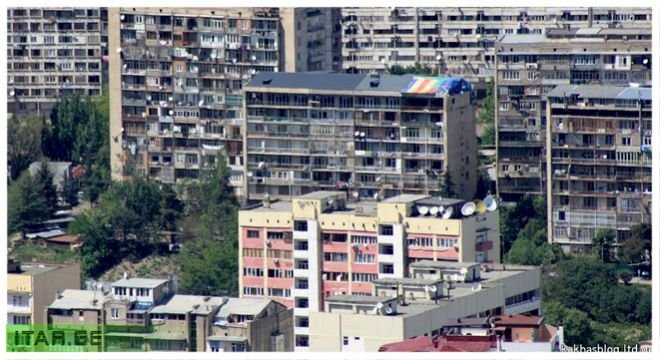 საბურთალოზე ერთ-ერთი საცხოვრებელი კორპუსი კარანტინში ჩაკეტეს